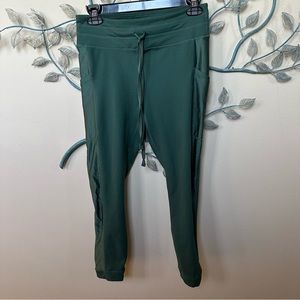 Fabletics Powerhold forest green leggings with side pockets Small EUC
